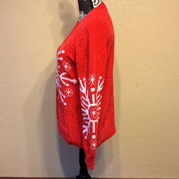 M BLACK RIVET RED & WHITE SWEATER WITH A SUBTLE SPARKLE IN THE THREAD - Picture 2 of 8